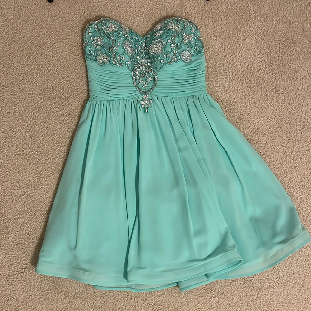 Brand: Sequin Hearts. Style: short formal dress. Size: 3 Color: Mint Green